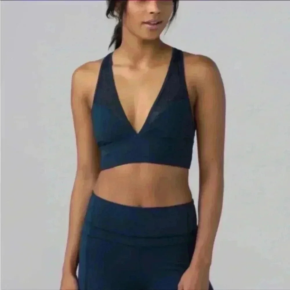 NWOT Lululemon Twist and Train Bra Size 4